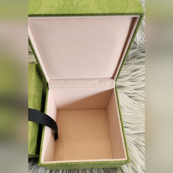 Gucci Box and pillow - Picture 4 of 10